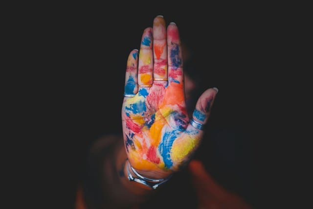 main avec différente couleur