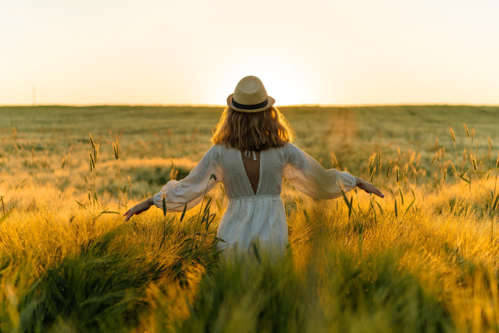 jeune femme dans champs de blé