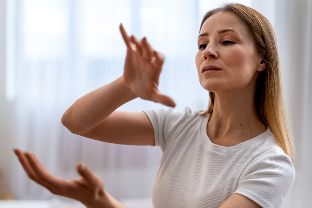 Personne pratiquant le tai-chi à l'intérieur